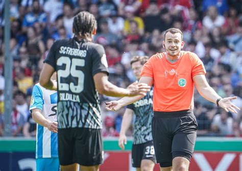 Deutschlands Jüngster Zweitliga Referee Feiert St Pauli Premiere