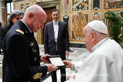 A la delegación de la Aeronáutica Militar Italiana en el centenario de