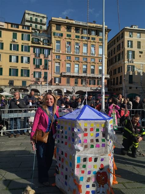 Rotta La Pentolaccia Di Fine Carnevale A Caricamento Caramelle E