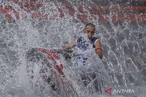 Aksi Freestyle Pembalap Dunia Pada Ajang Aquabike Jetski World