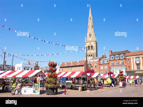 Newark market and Church of St. Mary Magadalene behind the Newark Royal ...