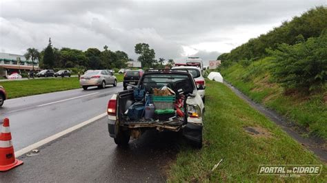 Carreta bate na traseira de utilitário que roda e vai parar no