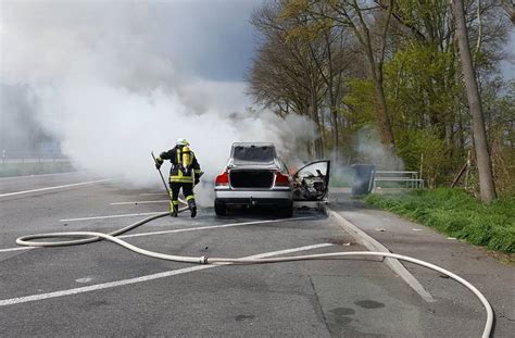 Feuerwehr löscht brennendes Auto auf A3