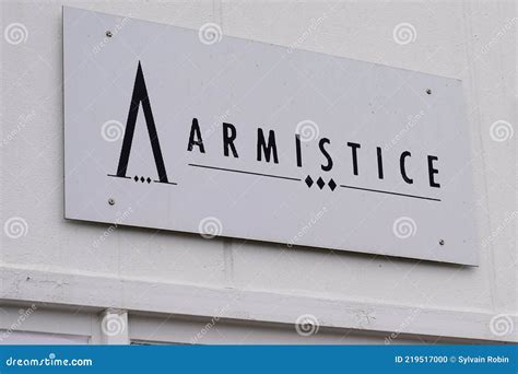 Marque Armistice Texte Et Logo Devant La Boutique De Chaussures De Mode