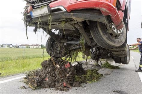 B37 Stundenlang Gesperrt Lkw Landete Im Graben