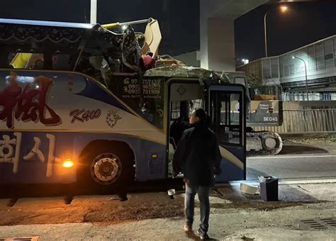 高雄遊覽車撞涵洞釀1死14傷 肇事司機疑超時連開15小時 社會 Nownews今日新聞