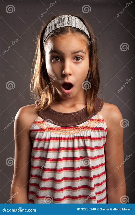 Petite Fille Avec L Expression De Surprise Photo Stock Image Du Blanc