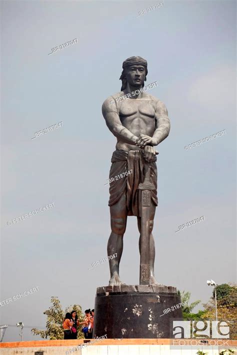 Lapu Lapu Monument Giant Statue In Rizal Park Manila Philippines