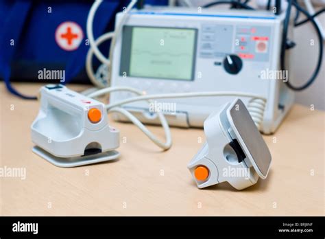 Heart defibrillator hi-res stock photography and images - Alamy