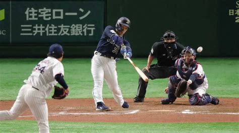 日本シリーズ＜ヤ・オ3＞7回2死一、二塁、田口から勝ち越しの左線適時二塁打を放つ吉田正 （撮影・光山 貴大） ― スポニチ Sponichi Annex 野球