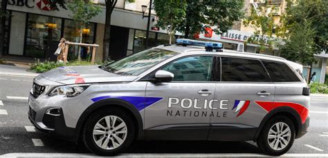 Voiture De Police Attaquée à Paris Il Ny Aura Pas Denquête