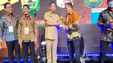 Sukses Implementasikan Jkn Wali Kota Subulussalam Terima Uhc Award