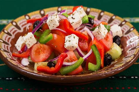 Gresk salat den klassiske oppskriften med tzatziki på bare 10 minutter