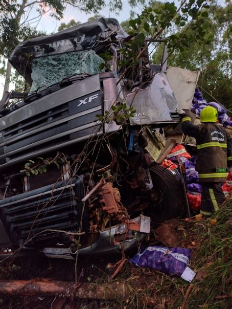 Caminh O Bitrem Carregado De Cebolas Tomba Na Br Em Ibirama