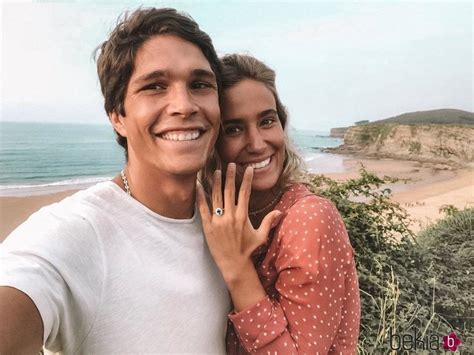 María Pombo y Pablo Castellano anunciando su boda La vida de María