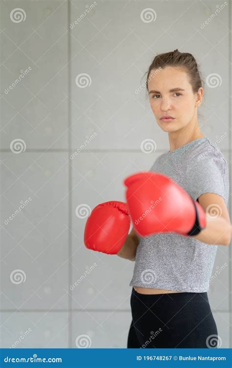 Mujer Hermosa Con Guantes Rojos De Boxeo Imagen De Archivo Imagen De