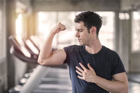 Homem Bonito Que Treina Seu Corpo Para Se Manter Em Forma E Ter Músculo