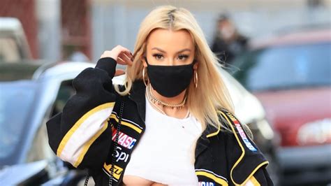 Tana Mongeau Flaunts Toned Abs In Crop Top While Out In La Life And Style