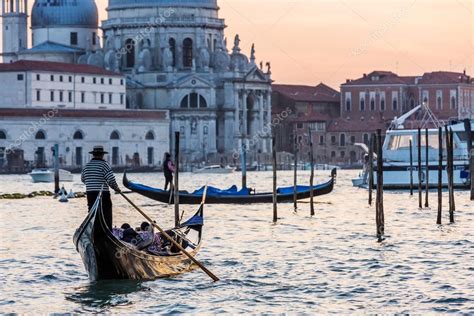 Gondola Sul Canal Grande Con Basilica Di Santa Maria Della Salut Foto