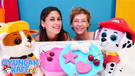 Oyuncak Kafe Ayşe ve Nicole Paw Patrol için kemik kurabiye yapıyor