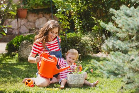 Femme Enceinte Avec La Petite Fille Dans Le Jardin Image Stock Image