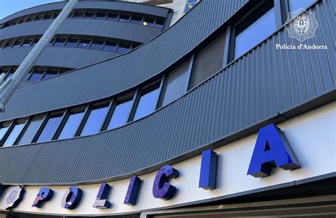 La Policia Det Un Home Amb Prop De Paquets De Tabac De Contraban