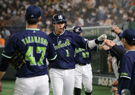 ＜巨・ヤ＞初回、先制2ランを放った山田は先発・高橋（左）らナインに迎えられる（撮影・村上 大輔） ― スポニチ Sponichi Annex 野球