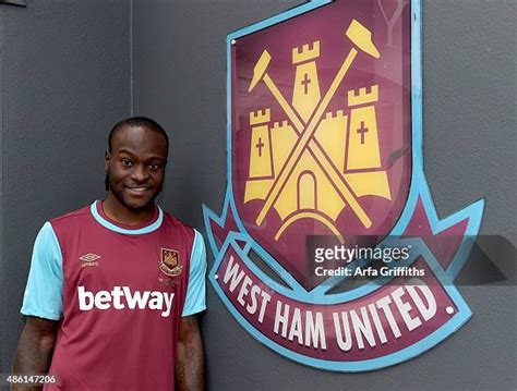 15 West Ham United Sign Victor Moses On Season Long Loan Stock Photos