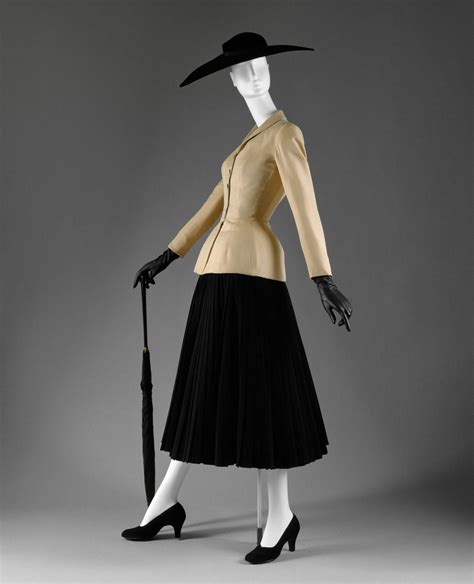 The New Look Christian Dior Spring Summer 1947 In 1947 Christian Dior