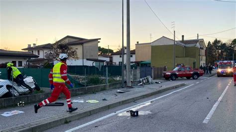 Vigonza Padova Auto Travolge Tutto L Impatto E Devastante Muore Un