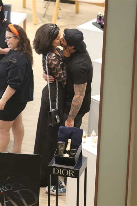 Aline Riscado E Jesus Luz Surgem Aos Beijos Em Shopping No Rio