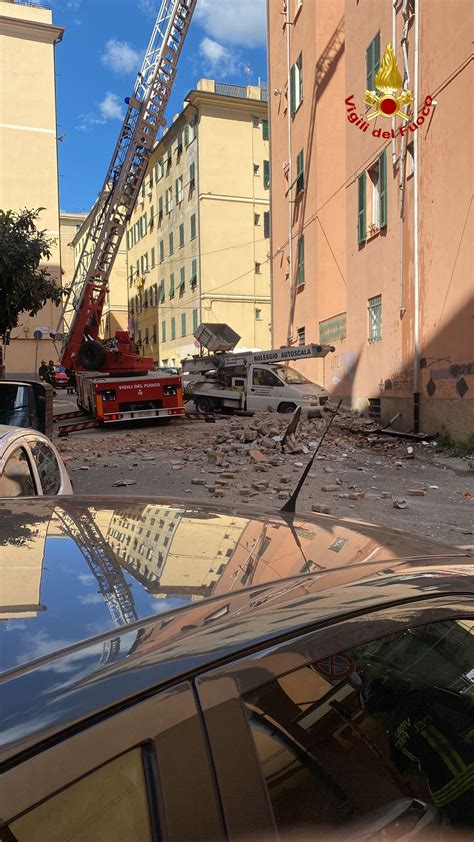 Genova Paura A San Teodoro Crolla Tetto Di Un Fabbricato In Via