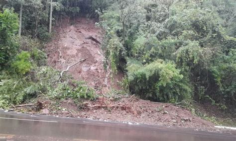 Subida Da Tuiuti Est Em Meia Pista Por Conta De Deslizamento De Terra