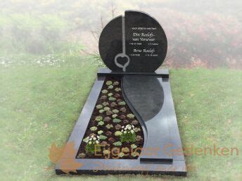 Rond Grafmonument Met Hartje Eijgelaar Gedenken