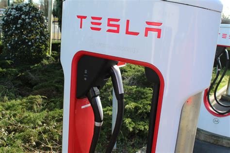 Tesla Fait Fondre Le Prix De La Recharge Aux Superchargeurs Tous Les