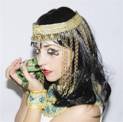 The Benefits and Drawbacks of Psychic Readings - HubPages