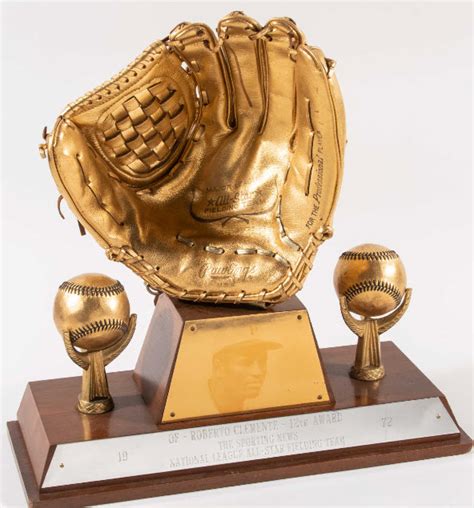 Clementes Last Gold Glove Brings 88125 To Pace Louisville Auction