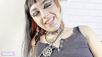 MINHA AMIGA GÓTICA SE MASTURBANDO NA COZINHA XVIDEOS