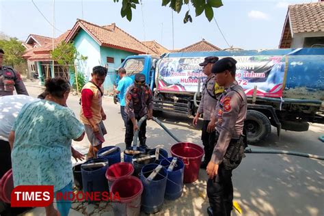 Personel Polres Majalengka Bagikan Air Bersih Ke Warga Terdampak