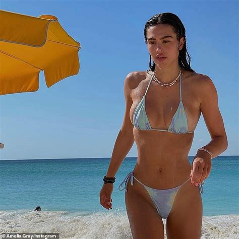 4 Hot Sexy Dona Amelia Bikini Pics