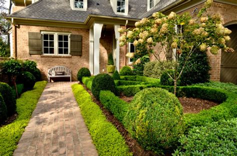 Dreamy and Classic Boxwood Gardens | Decoist