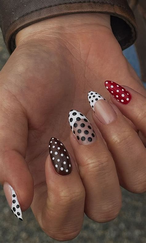12 diseños de uñas con lunares: la manicura más divertida y ponible del