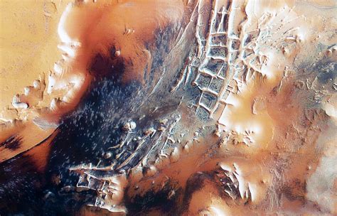 Mars Express finds creepy "ice spiders" on the surface of Inca City