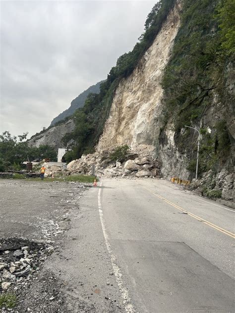 蘇花公路坍方阻斷 南澳工務段：拚深夜恢復單線通行 生活 中央社 Cna