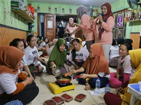 Kembangkan UMKM Betawi Mak Ganjar Adakan Pelatihan Bikin Selendang