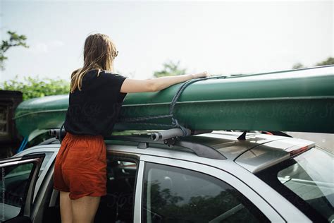 how to secure a canoe to a car