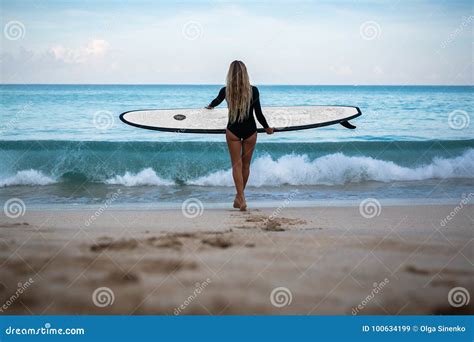 Mujer Joven Hermosa En Bikini Con El Tablero De Resaca En La Playa De