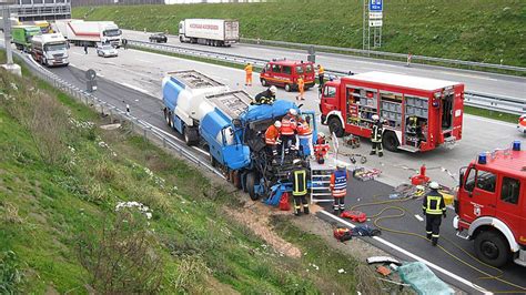 Schwerverletzter Bei Lkw Unfall Auf Der A