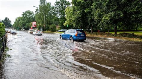 Starkregen Sorgt F R Berflutete Stra En Und Vollgelaufene Keller Shz