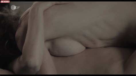 Naked Karina Plachetka in Zwei Mütter